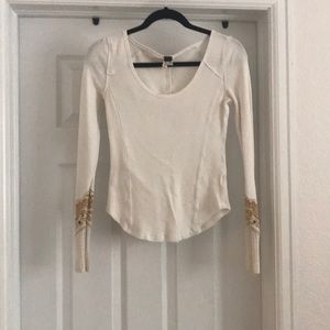 Long sleeve. Scoop neck shirt.